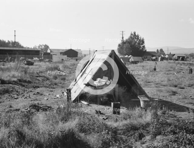 One of the forty potato camps in open field..., Malin, Klamath County, Oregon, 1939. Creator: Dorothea Lange.