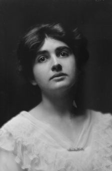 Ochs, Miss, portrait photograph, 1913. Creator: Arnold Genthe