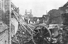 Offensive en Artois; Une rue de Loos, le 25 septembre 1915 (1924). Creator: Unknown