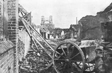 Offensive en Artois; Une rue de Loos, le 25 septembre 1915 (1924). Creator: Unknown