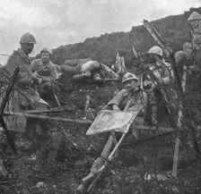 Offensive en Artois; Apres la prise de Souchez: une halte sur la pente de la cote...1915 (1924). Creator: Unknown