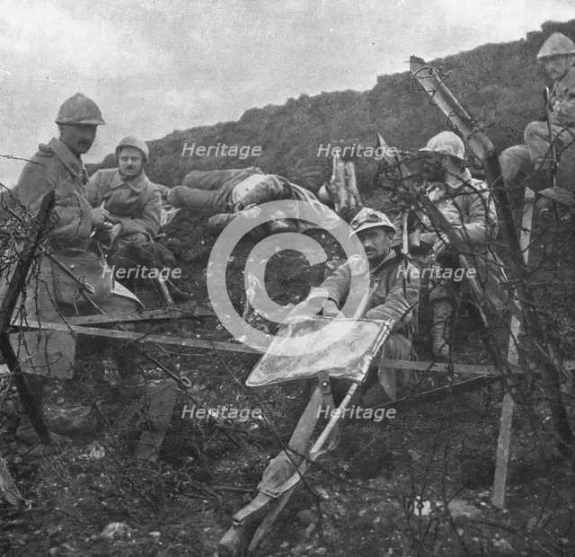 'Offensive en Artois; Apres la prise de Souchez: une halte sur la pente de la cote...1915 (1924). Creator: Unknown.