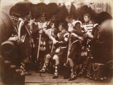 [Officer of the 92nd Gordon Highlanders Reading to the Troops, Edinburgh Castle], April 9, 1846 . Creators: David Octavius Hill, Robert Adamson, Hill & Adamson
