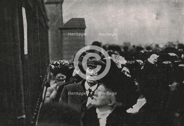 Official notification of the death of King Edward VII posted outside Buckingham Palace, May 1910. Creator: Unknown.