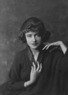 Olcott, Vera, Miss, portrait photograph, 1916. Creator: Arnold Genthe
