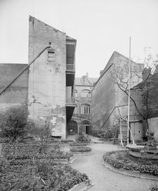 Old French court yard, New Orleans, La., between 1900 and 1906. Creator: Unknown