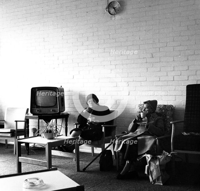 Old People at the Meritage Club, Hendon, London, 1975. Creator: Henry Grant.