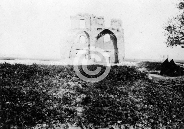Old ruin on the banks of the Tigris River, Mosul, Mesopotamia, 1918. Artist: Unknown