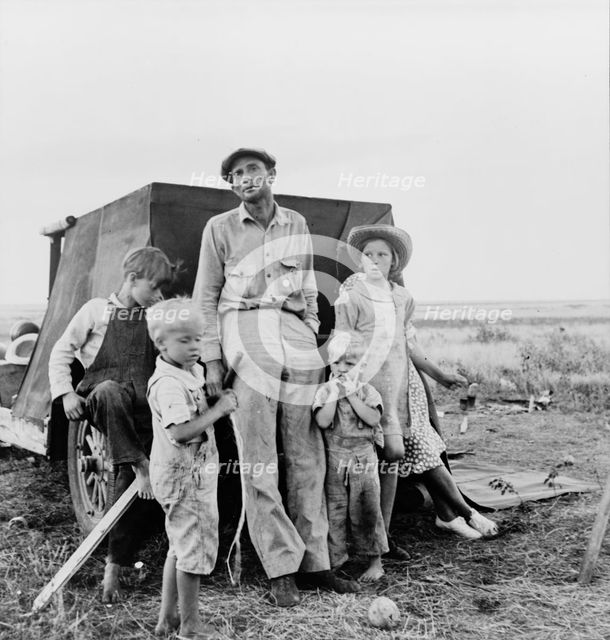Old time professional migratory laborer camping on the outskirts of Perryton, Texas, 1938. Creator: Dorothea Lange.