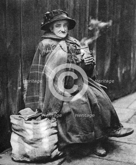Old woman, back of Fleet Street, London, 1926-1927. Artist: Hoppe