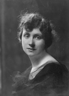 Oliver, C., Miss, portrait photograph, 1916 May 5. Creator: Arnold Genthe