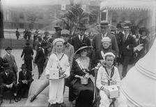 Oliver Harriman family & Junior Naval Scouts, 1918. Creator: Bain News Service