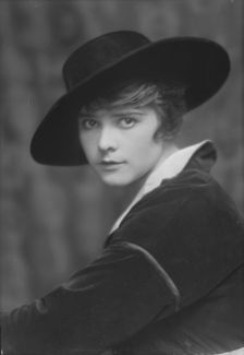 Olonova, Olga, Miss, portrait photograph, 1915 Sept. 22. Creator: Arnold Genthe