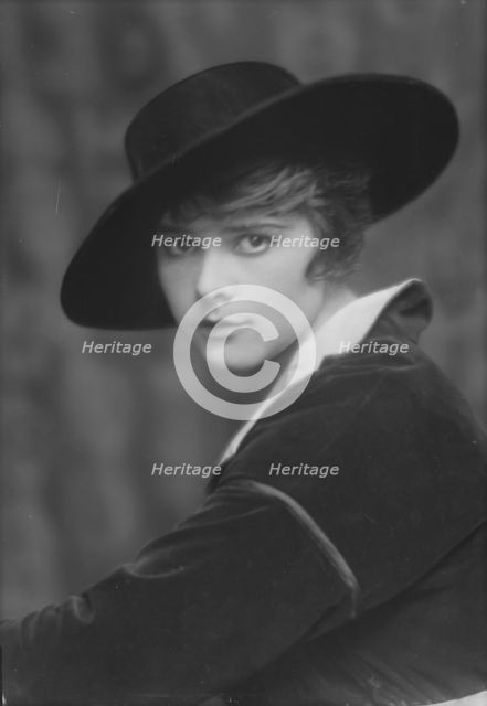 Olonova, Olga, Miss, portrait photograph, 1915 Sept. 22. Creator: Arnold Genthe.