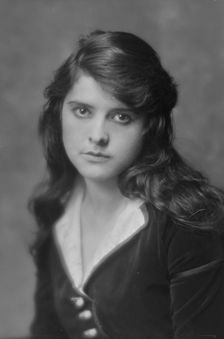 Olonova, Olga, Miss, portrait photograph, 1915 Sept. 23. Creator: Arnold Genthe
