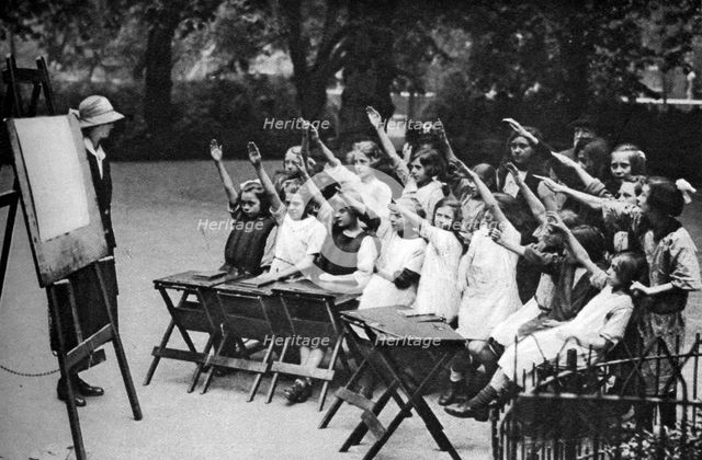 Open air class in Lincoln's Inn Fields, London, 1926-1927. Artist: Unknown