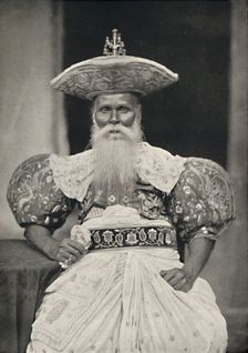 Ortsvorstand in Kandy in der altsinghalesischen Tracht 1926