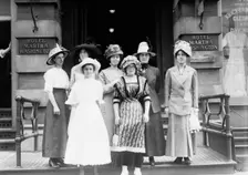 Oregon girls in N.Y., 1912. Creator: Bain News Service