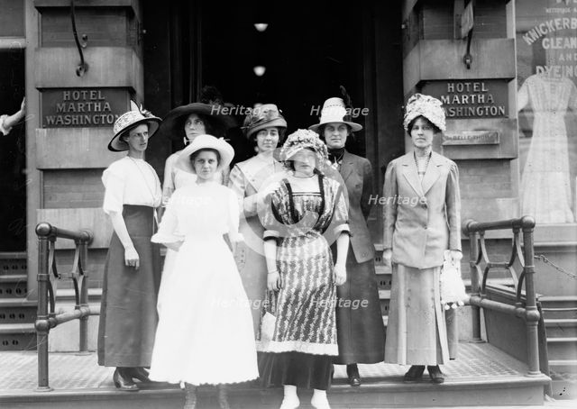 Oregon girls in N.Y., 1912. Creator: Bain News Service.