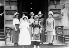 Oregon girls in N.Y., 1912. Creator: Bain News Service