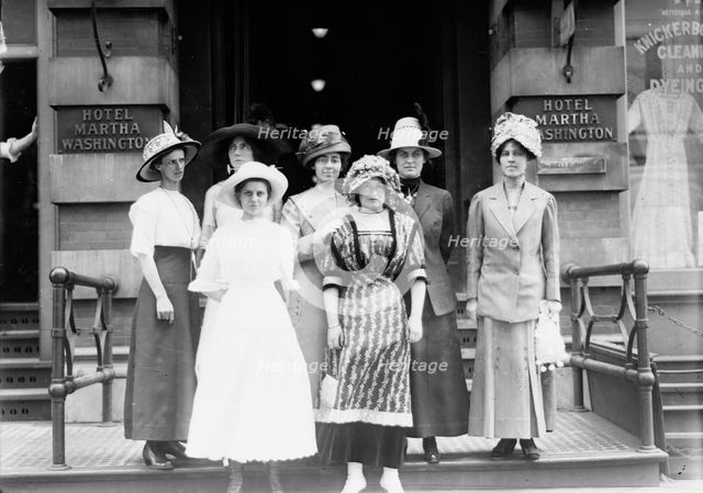 Oregon girls in N.Y., 1912. Creator: Bain News Service.