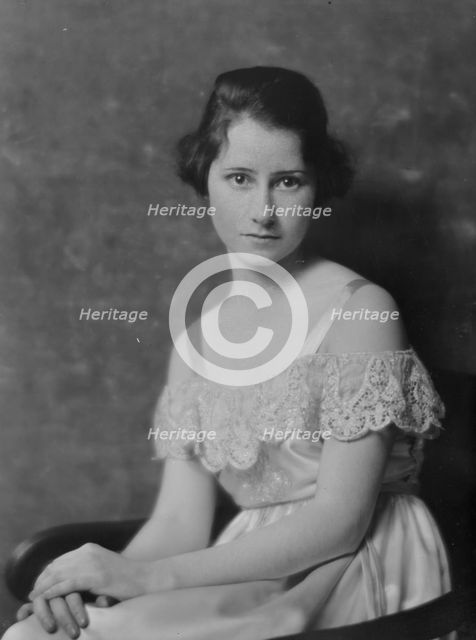 Orne, Isabel, Miss, portrait photograph, 1916. Creator: Arnold Genthe.