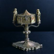 Ostentorium pyx made in embossed and engraved gilded silver