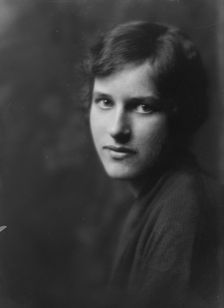 Osborn, M., Miss, portrait photograph, 1916 May 6. Creator: Arnold Genthe