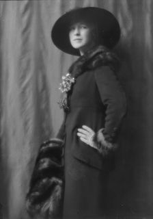Osborn, Audrey, Miss, portrait photograph, 1913. Creator: Arnold Genthe