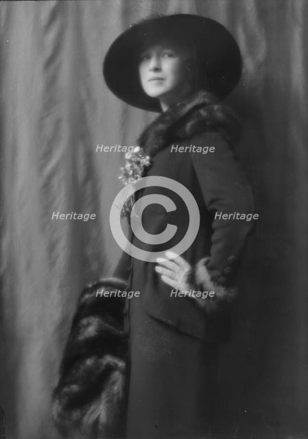 Osborn, Audrey, Miss, portrait photograph, 1913. Creator: Arnold Genthe.