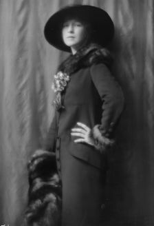Osborn, Audrey, Miss, portrait photograph, 1913. Creator: Arnold Genthe