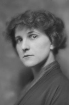 Osborn, Dorothy, Miss, portrait photograph, 1915 Apr. Creator: Arnold Genthe