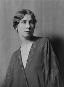 Osborne, Lloyd, Mrs., portrait photograph, 1916. Creator: Arnold Genthe