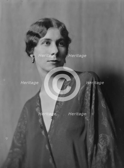 Osborne, Lloyd, Mrs., portrait photograph, 1916. Creator: Arnold Genthe.