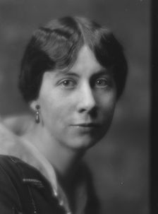 Osbourn, Lloyd, Mrs., portrait photograph, 1915 Feb. 6. Creator: Arnold Genthe