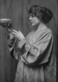 Ottie, Miss, portrait photograph, 1913. Creator: Arnold Genthe