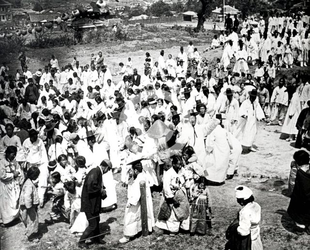 Outdoor gathering, Korea, 1900. Artist: Unknown