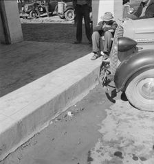 Outside FSA grant office during the pea harvest, Calipatria, California, 1939. Creator: Dorothea Lange