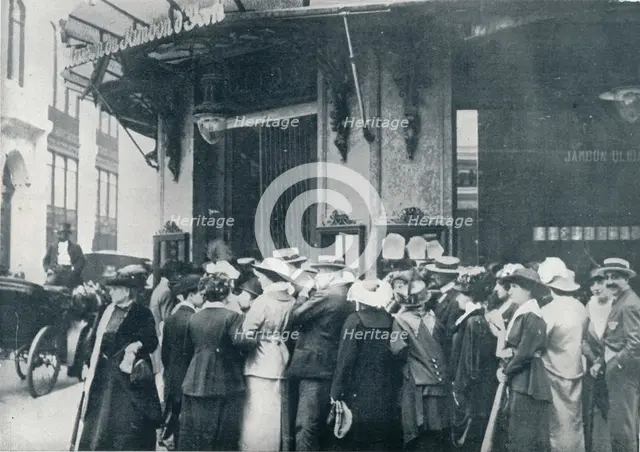Outside one of the Paris provision storeswhen a siege of the city was feared', c1914. Artist: Unknown