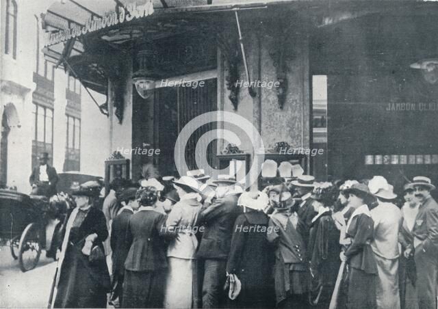 Outside one of the Paris provision storeswhen a siege of the city was feared', c1914. Artist: Unknown