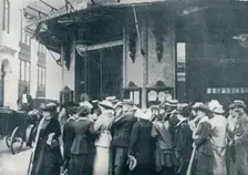 Outside one of the Paris provision storeswhen a siege of the city was feared c1914
