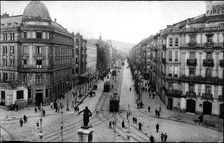 Overview of the Gran Vía de Bilbao, circulating Trams, cars and pedestrians, 1910