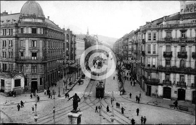 Overview of the Gran Vía de Bilbao, circulating Trams, cars and pedestrians, 1910.