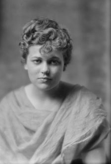 Owen, Dorothy, Miss, portrait photograph, 1914 Apr. 16. Creator: Arnold Genthe