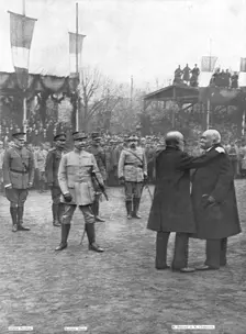 L'Accolade de Metz; L'emouvante etreinte des deux presidents sur l'esplanade de Metz 1918. Creator: Unknown