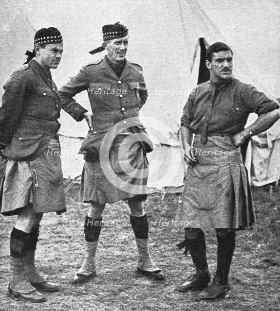 ''L'aide du Canada; Officiers de Highlanders canadiens', 1914. Creator: Unknown.