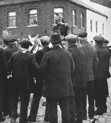 'L'aide Francaise a la Belgique; D'autres s'empressent de renseigner nos officers 1914. Creator: Unknown