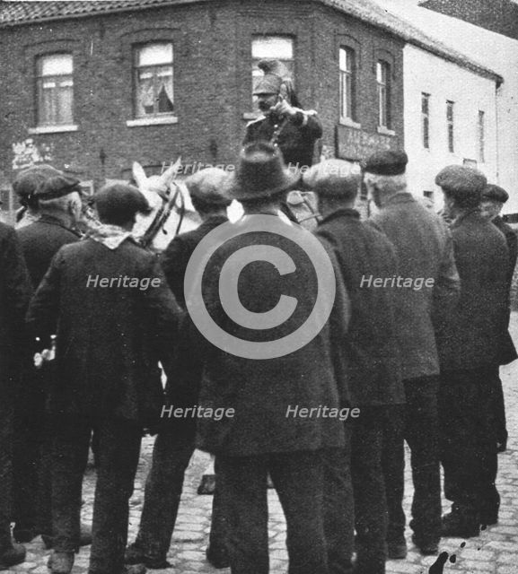 ''L'aide Francaise a la Belgique; D'autres s'empressent de renseigner nos officers', 1914. Creator: Unknown.