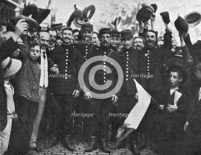 'L'aide Francaise a la Belgique; un corps de cavalerie francaise entrait en Belgique', 1914. Creator: Unknown.