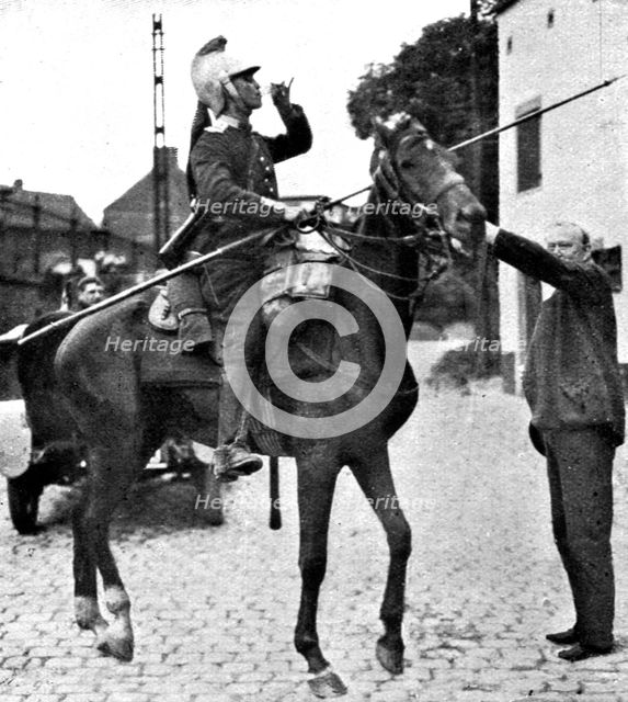 ''L'aide Francaise a la Belgique; Un paysan offre a boire a une estafette', 1914. Creator: Unknown.